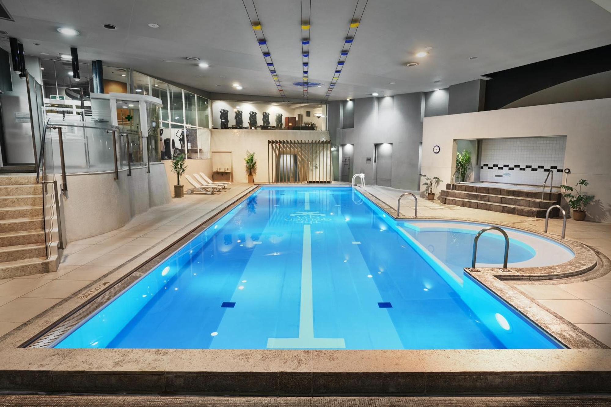 Hotel New Otani Tokyo The Main Exteriér fotografie The swimming pool at the hotel