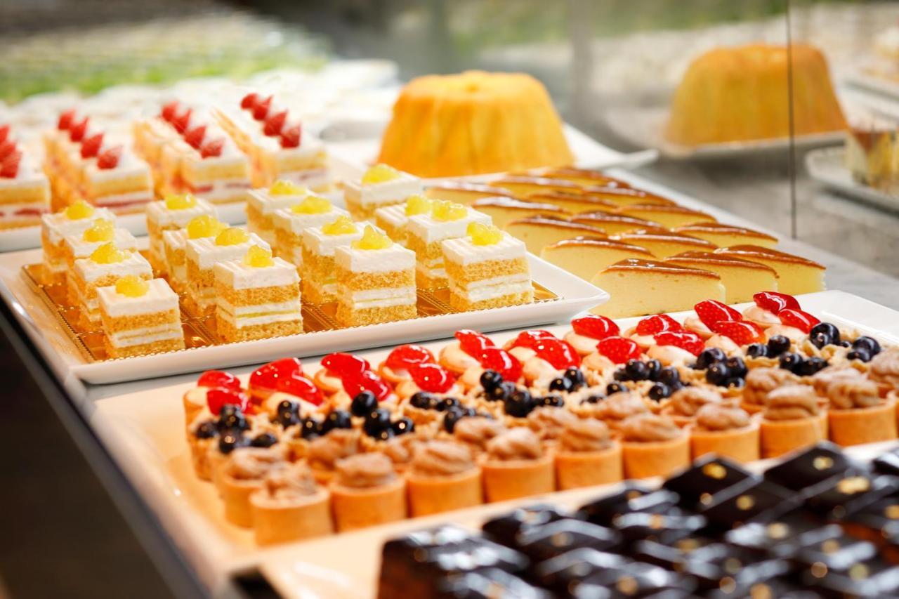 Hotel New Otani Tokyo The Main Exteriér fotografie A display of petit fours